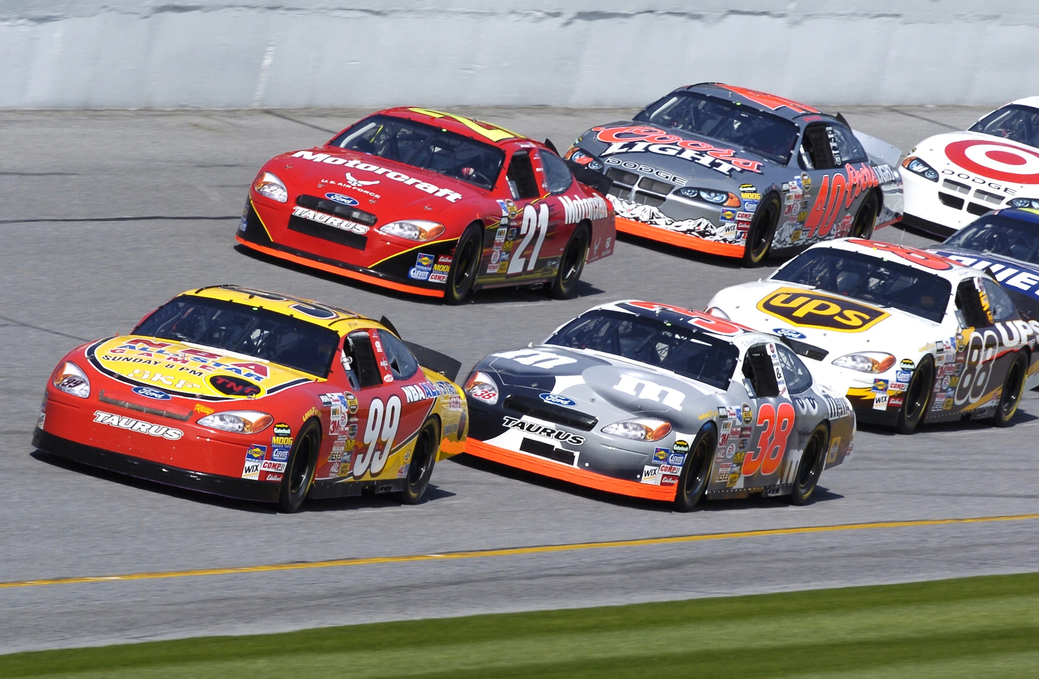 NASCAR racers drafting (Image: US Air Force/ Larry McTighe)