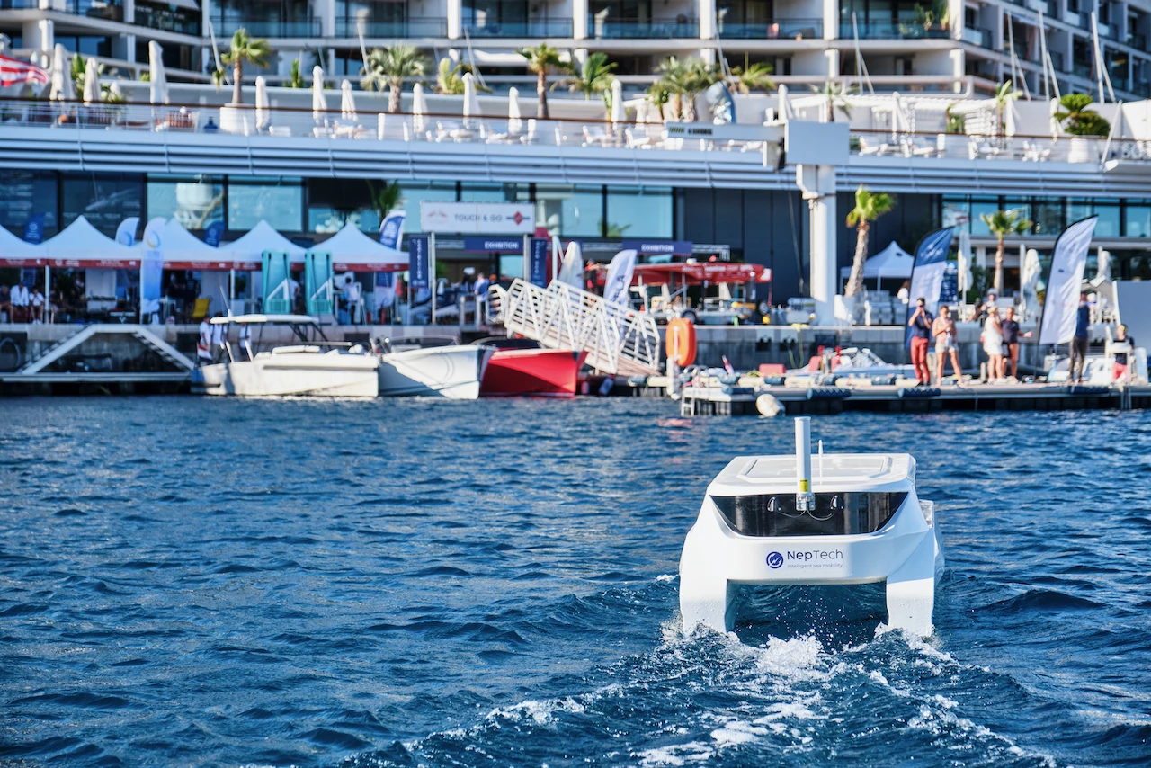 The NepShuttle's twin electric motors will be powered by a couple of lithium batteries, which will in turn be charged by two polymer electrolyte membrane fuel cells