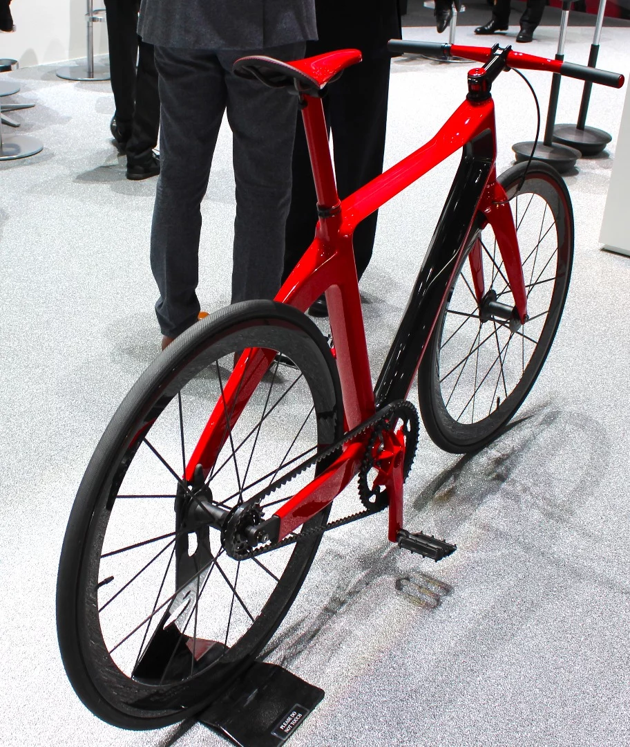 The US$39,000 PG Bugatti bike looks to have a traditional diamond frame upon at first glance, but a closer analysis reveals a lighter rear triangle design