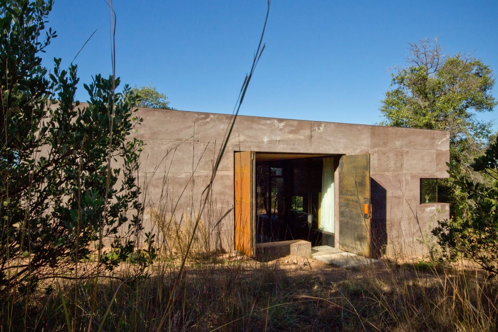 Access to the home comes via large bi-folding metal doors at each end of the zaguán, and these can also be positioned at multiple angles to effectively channel the prevailing breeze inside