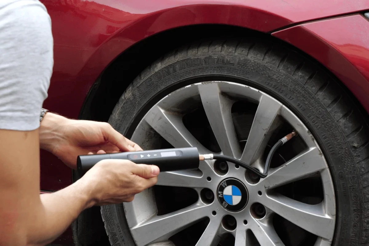 At 208 mm (8.2 in) long and 40 mm (1.6 in) in diameter, the Norshire Mini is claimed to be the world's smallest portable tire inflator/air compressor