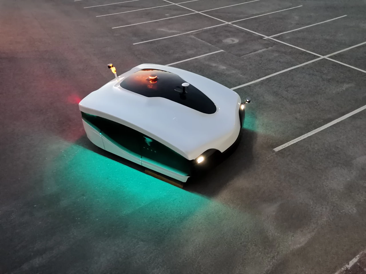 The Trombia Free can reach a top speed of 10 km/h, but is limited to a maximum of 6 km/h while sweeping streets and pathways