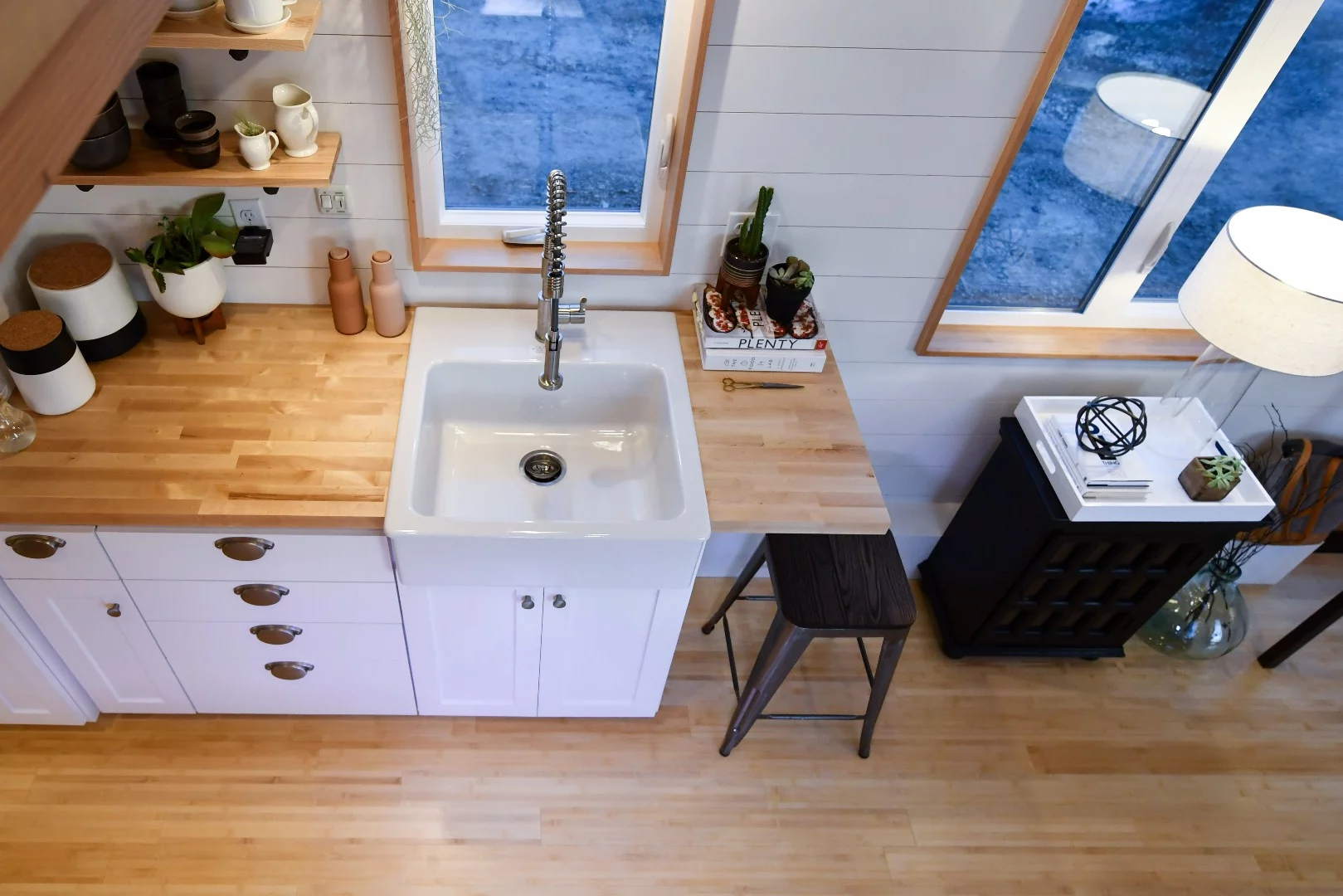 Top-down view of the Urban Payette with Elevator Bed's kitchen area