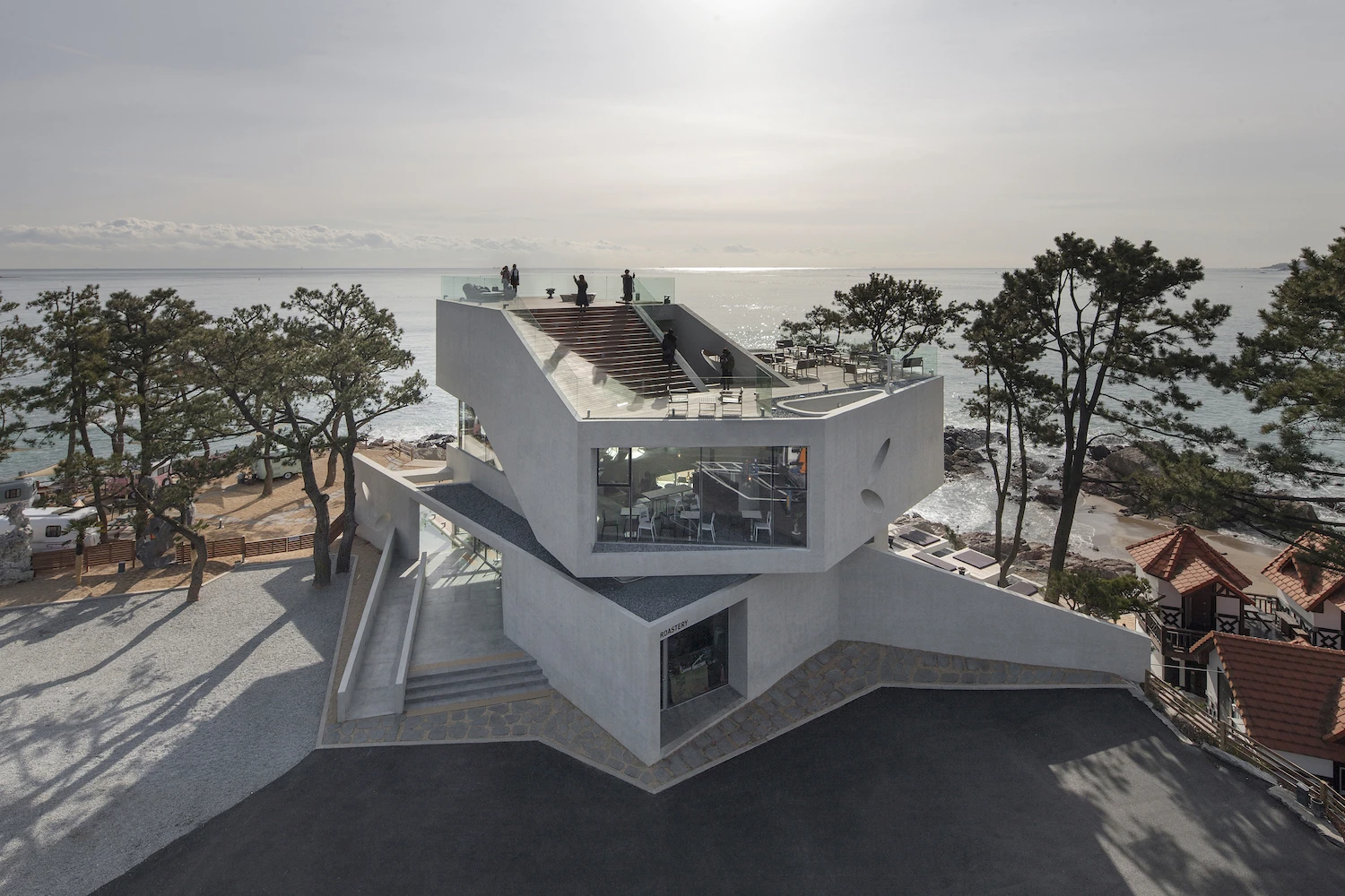 The Gijang Waveon cafe was designed to maximize the available view