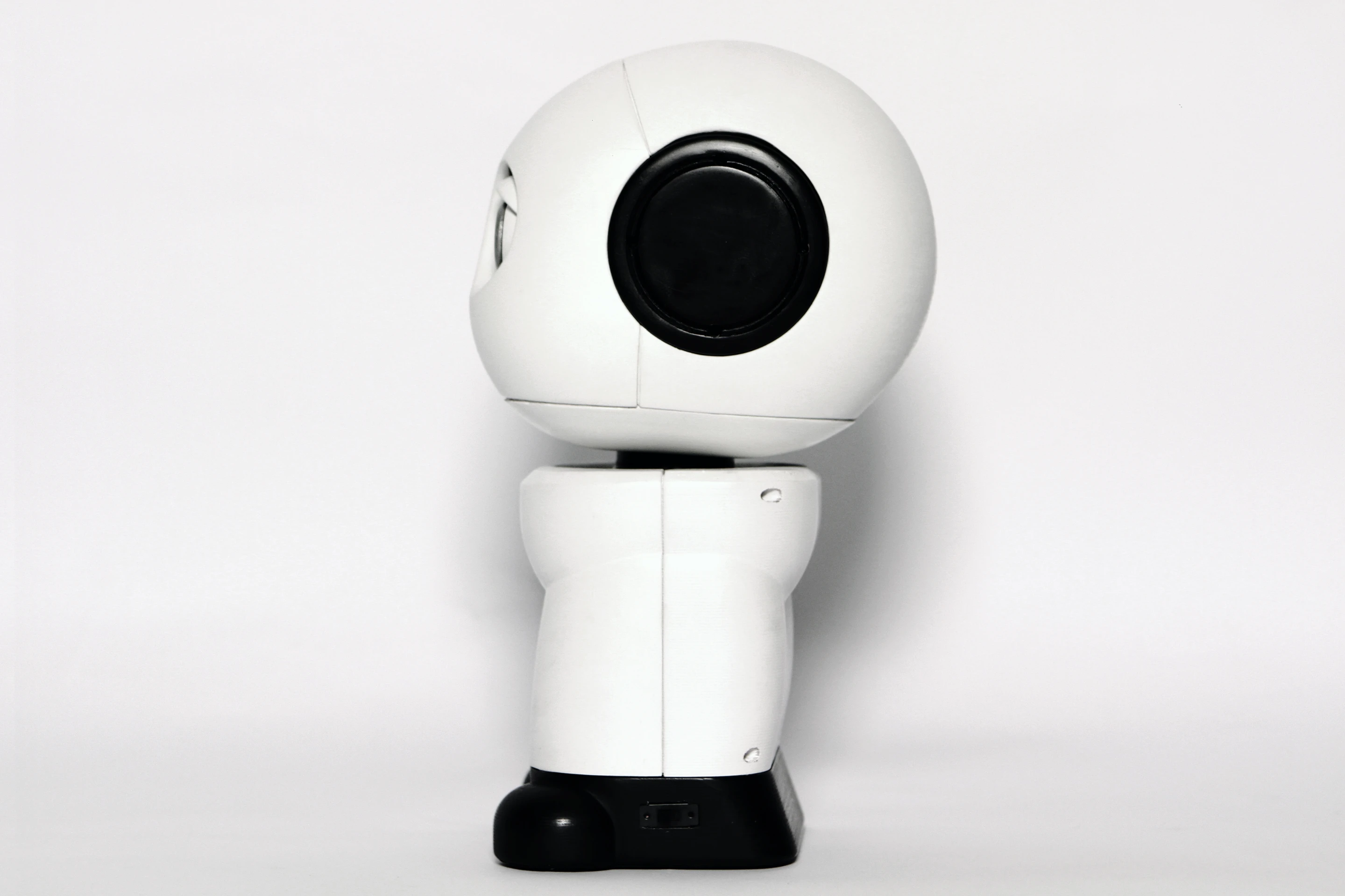 Side view of Hello Robo's MAKI