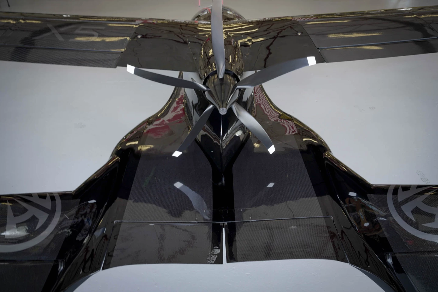 A single rear pusher prop handles cruise flight, and there are control flaps on both the upper wings, as well as a split pair of elevators on the lower empennage