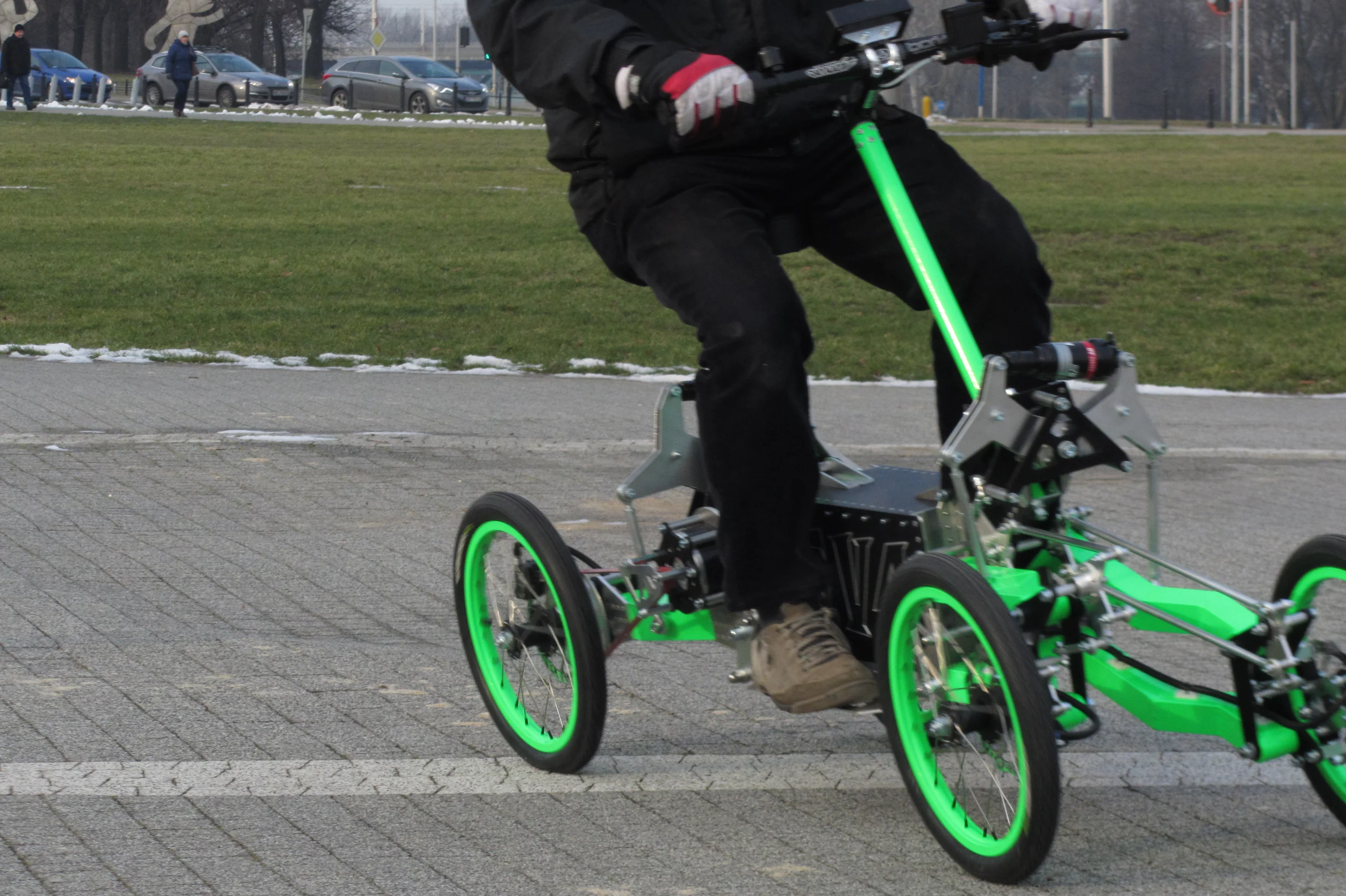 The EV4 has an adaptive suspension system featuring two bicycle shock absorbers with adjustable damping