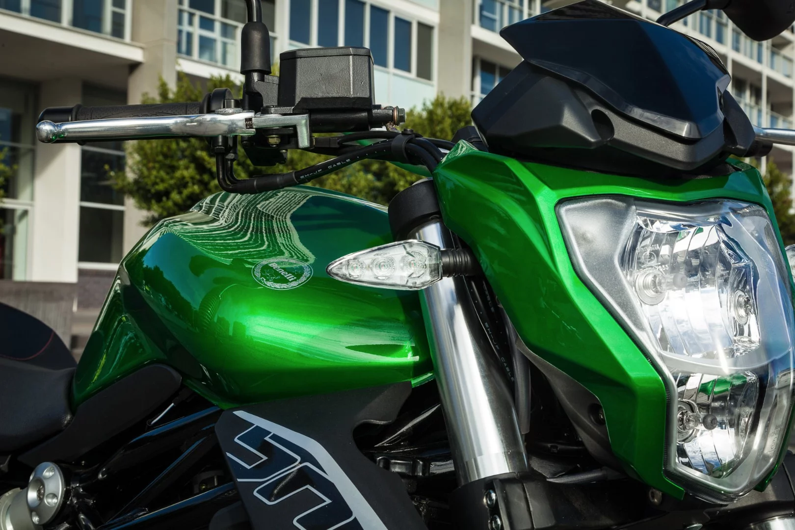 Benelli BN302 - headlight and fork (Photo: Chris Blain/Gizmag)