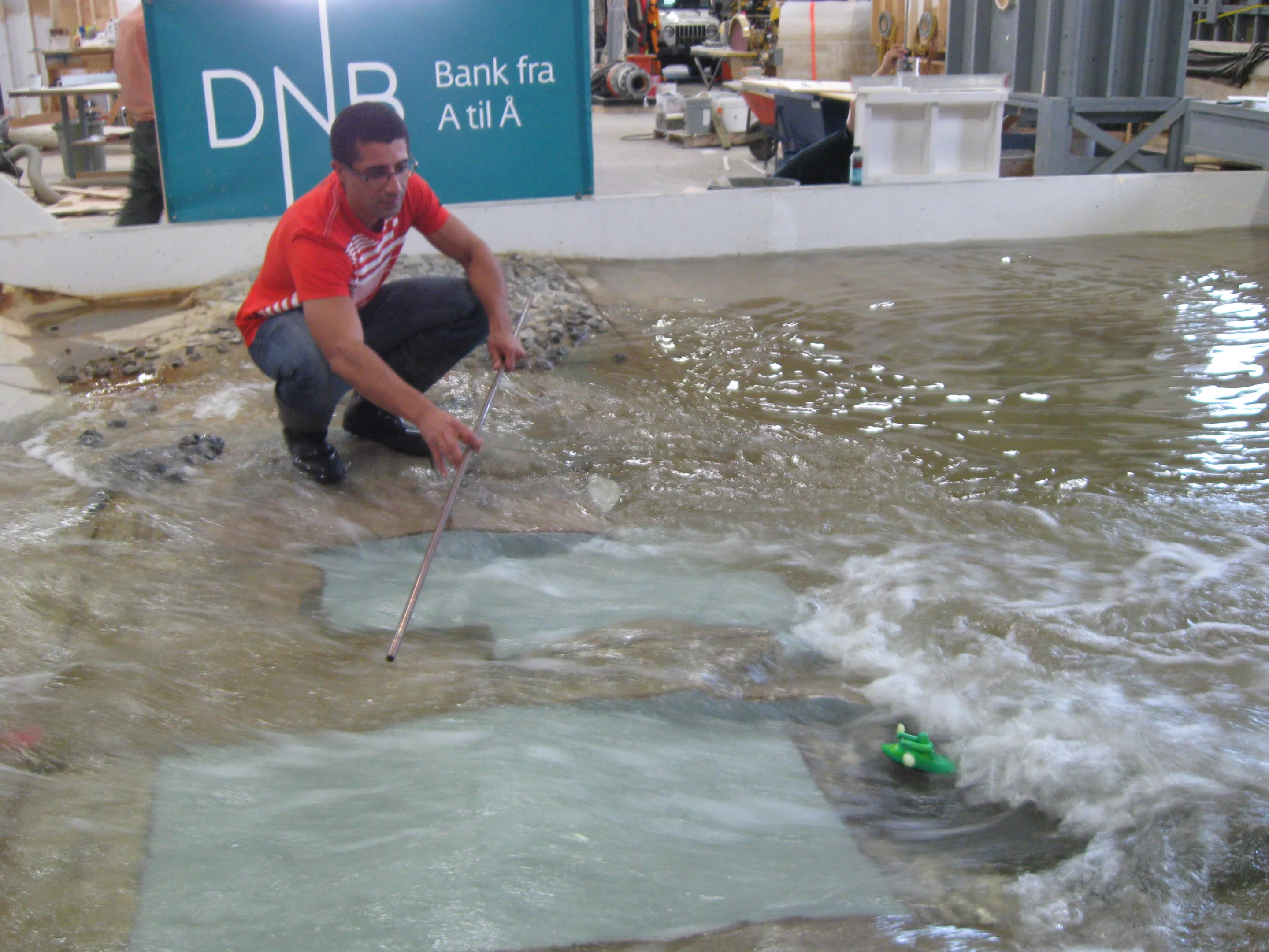 Shepherd, using the kayaker to test the playability of the ledge (Photo: Gizmag)