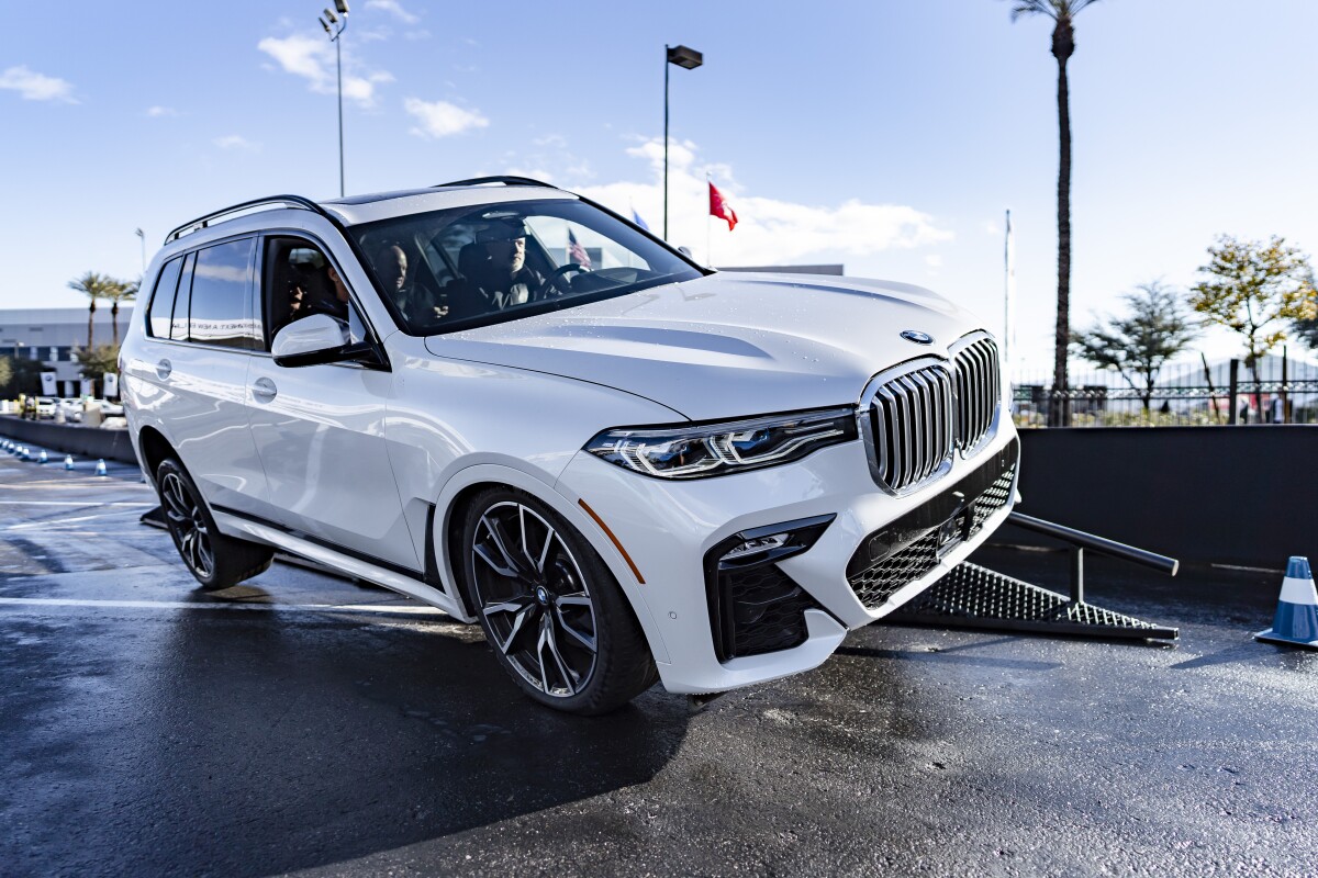 Review 2020 Bmw X7 M50i Brings Muscle To The Big Bimmer