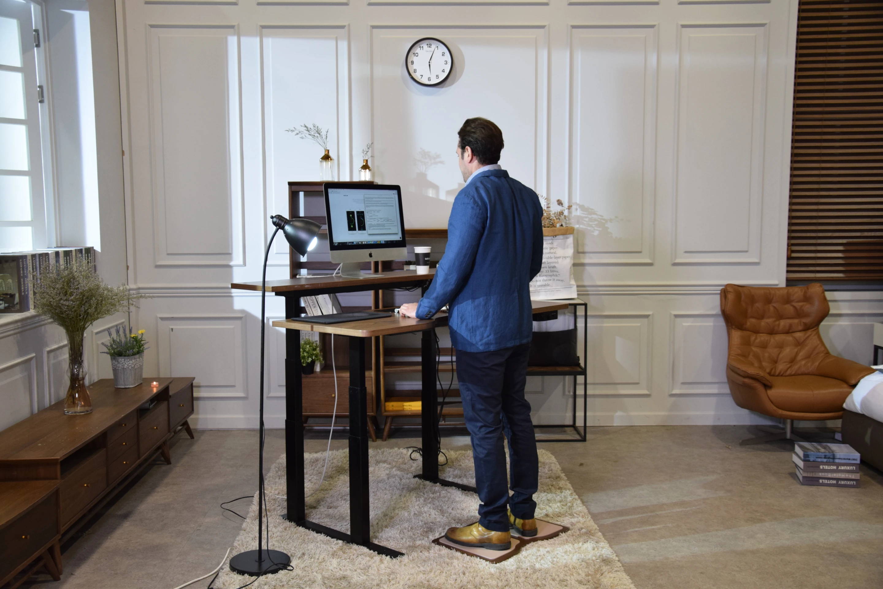 The Gaze Desk is designed to keep track of how long someone has been sitting or standing at it, and sends reminders when it's time to switch it up