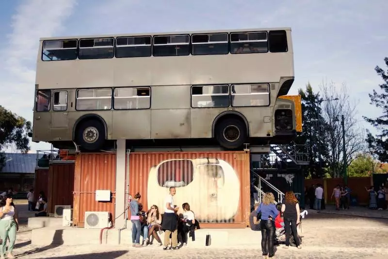 There are also two double-decker buses (Photo: Village Underground Lisboa)