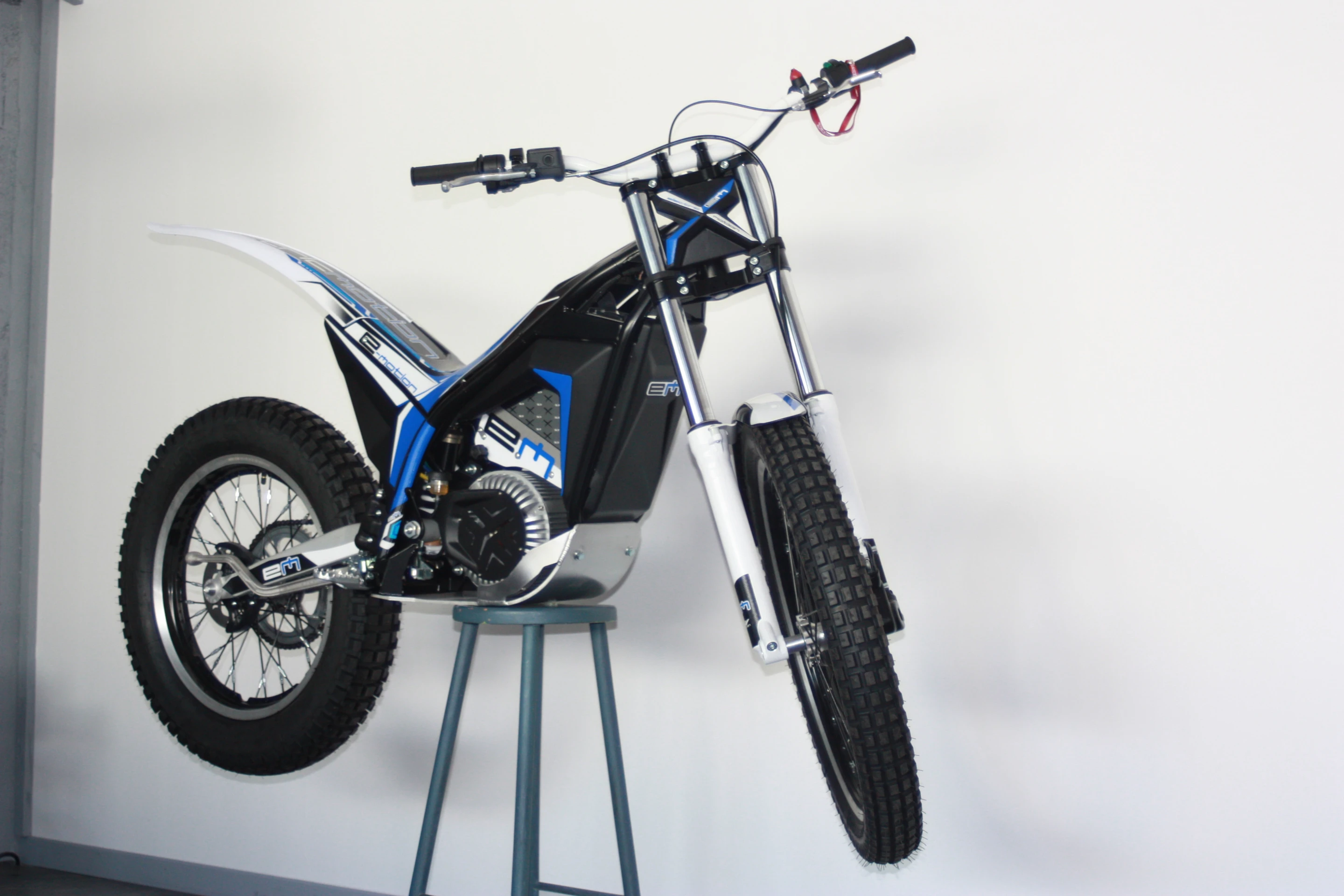 An electronic clutch lever on the left of the handlebar and twist-grip throttle to the right allow for precision control over the power delivered by the motor