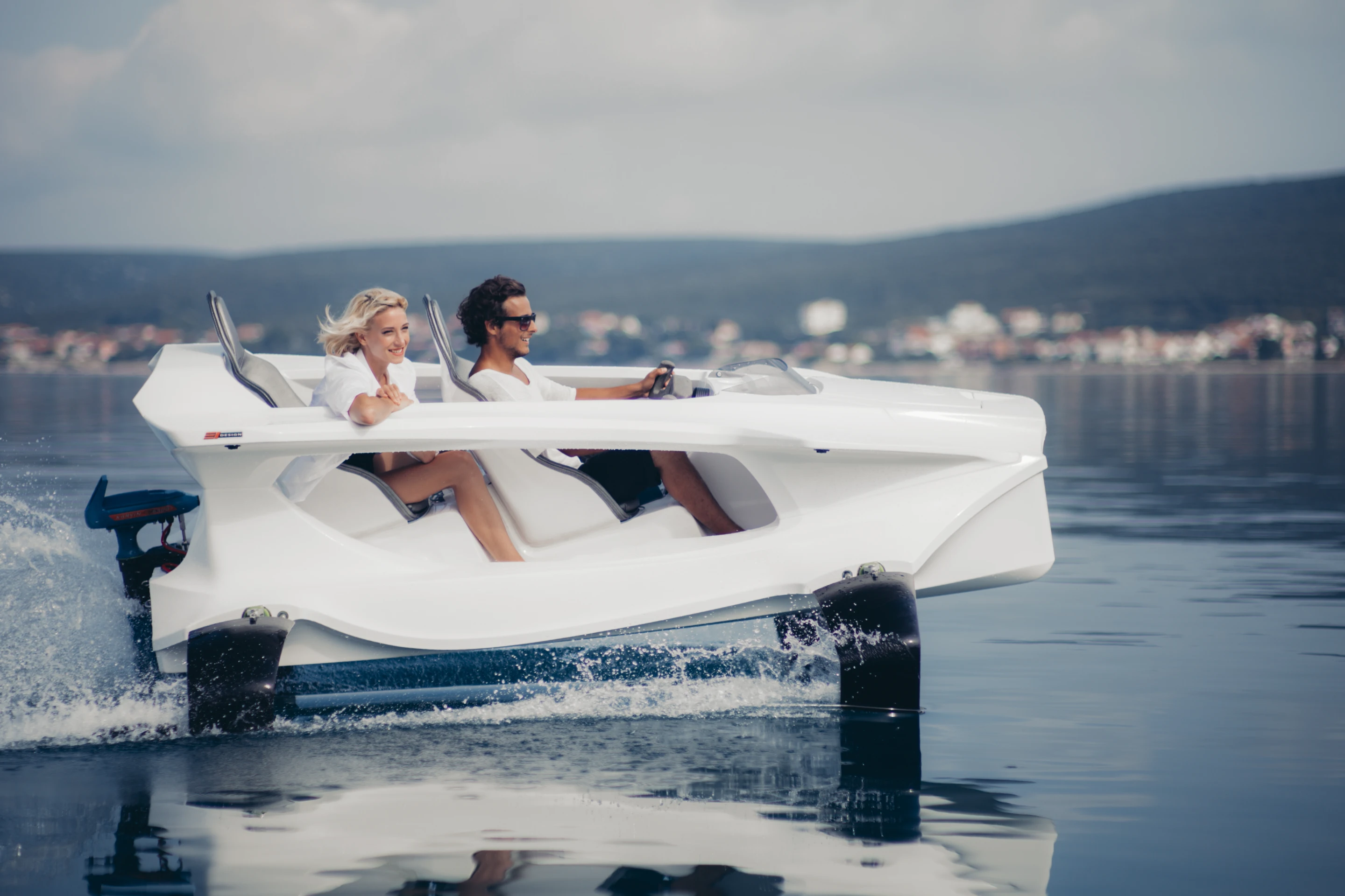 The Quadrofoil, without foils attached, takes up 1.5 m (5 ft) from side to side, while standing 1.2 m tall (4 ft) and measuring just under 3 m (10 ft) in length