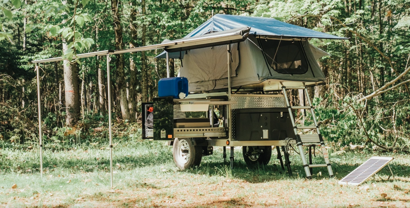 When fully outfitted with camper options, the HR turns into a functional base camp with awning-protected outdoor kitchen, rooftop tent, solarized electrical system and more