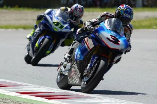 Norick Abe and Noriyuki Haga battle for tenth place in the first race.