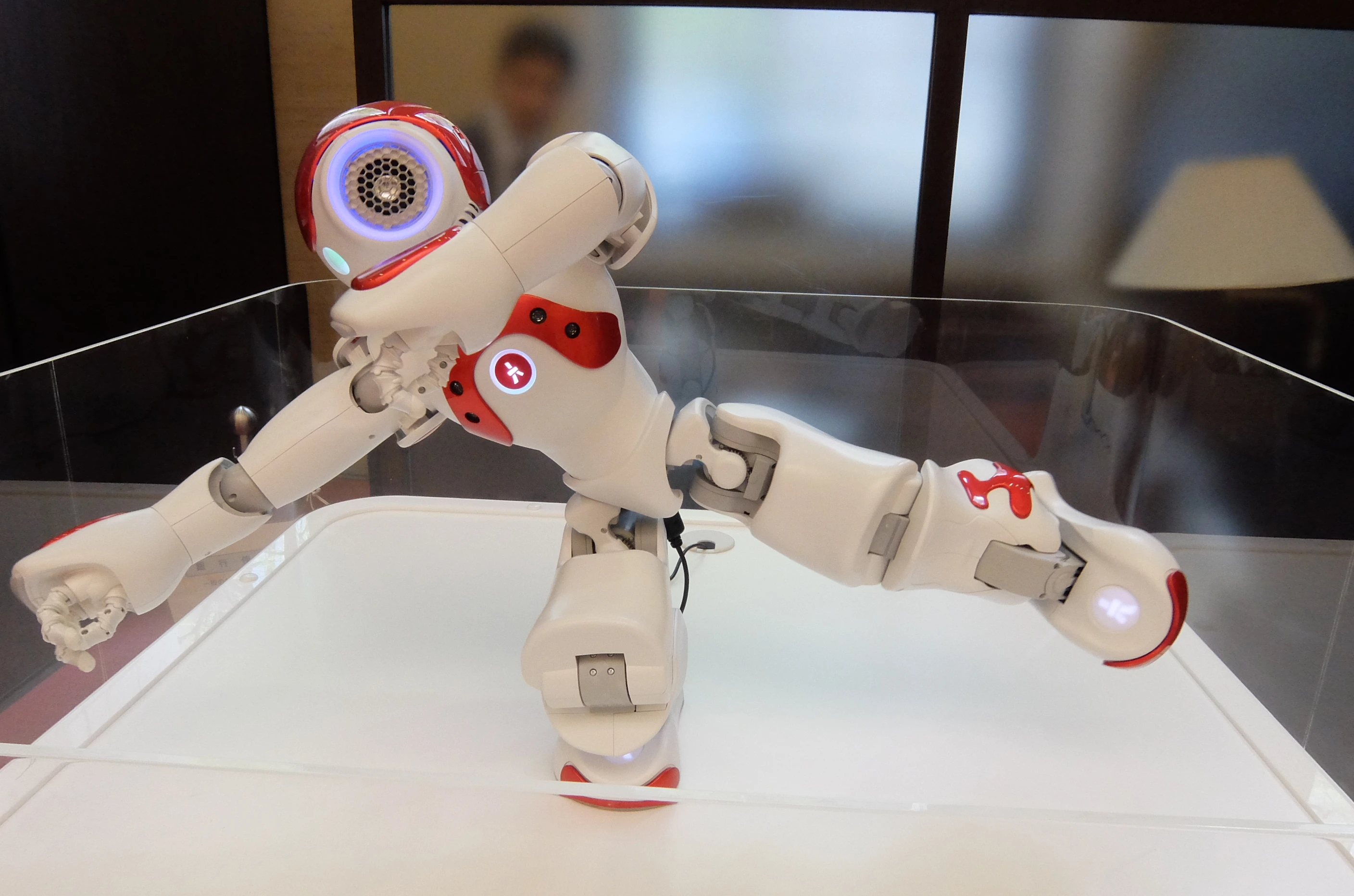 In between giving advice in Mitsubishi UFJ bank, NAO kept active by doing Tai-Chi (Photo: Stephen Clemenger/Gizmag.com)