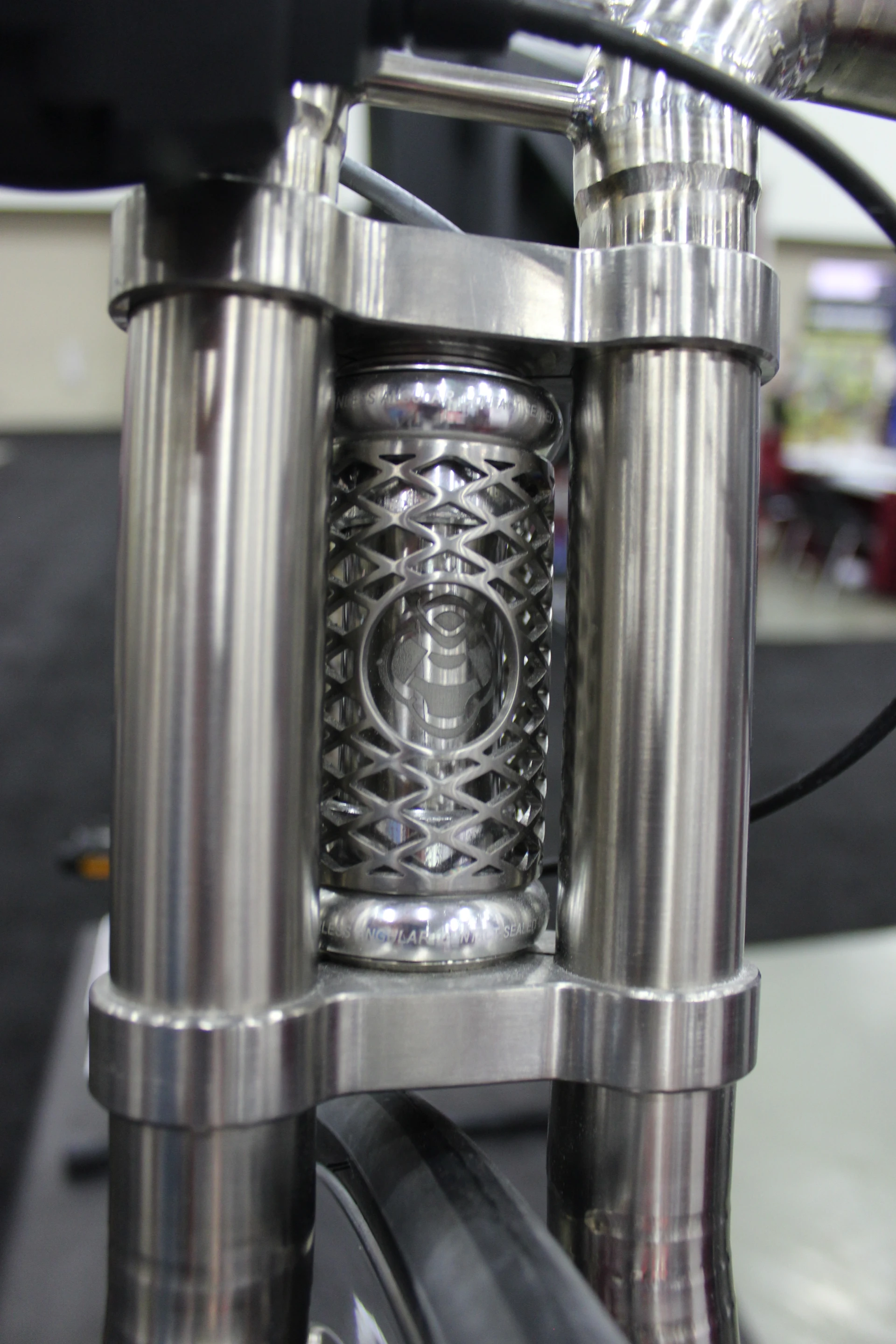 The whole bike weighs a claimed 22 lb (10 kg) (Photo: Ben Coxworth/Gizmag.com)