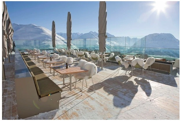 The Romantik Hotel Muottas Muragl offers guests mountain dining with breathtaking panoramic views (image: Romantik Hotel)