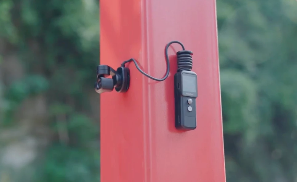 Because the Feiyu Pocket 2S' handle contains a magnet, it can also be stuck to steel objects