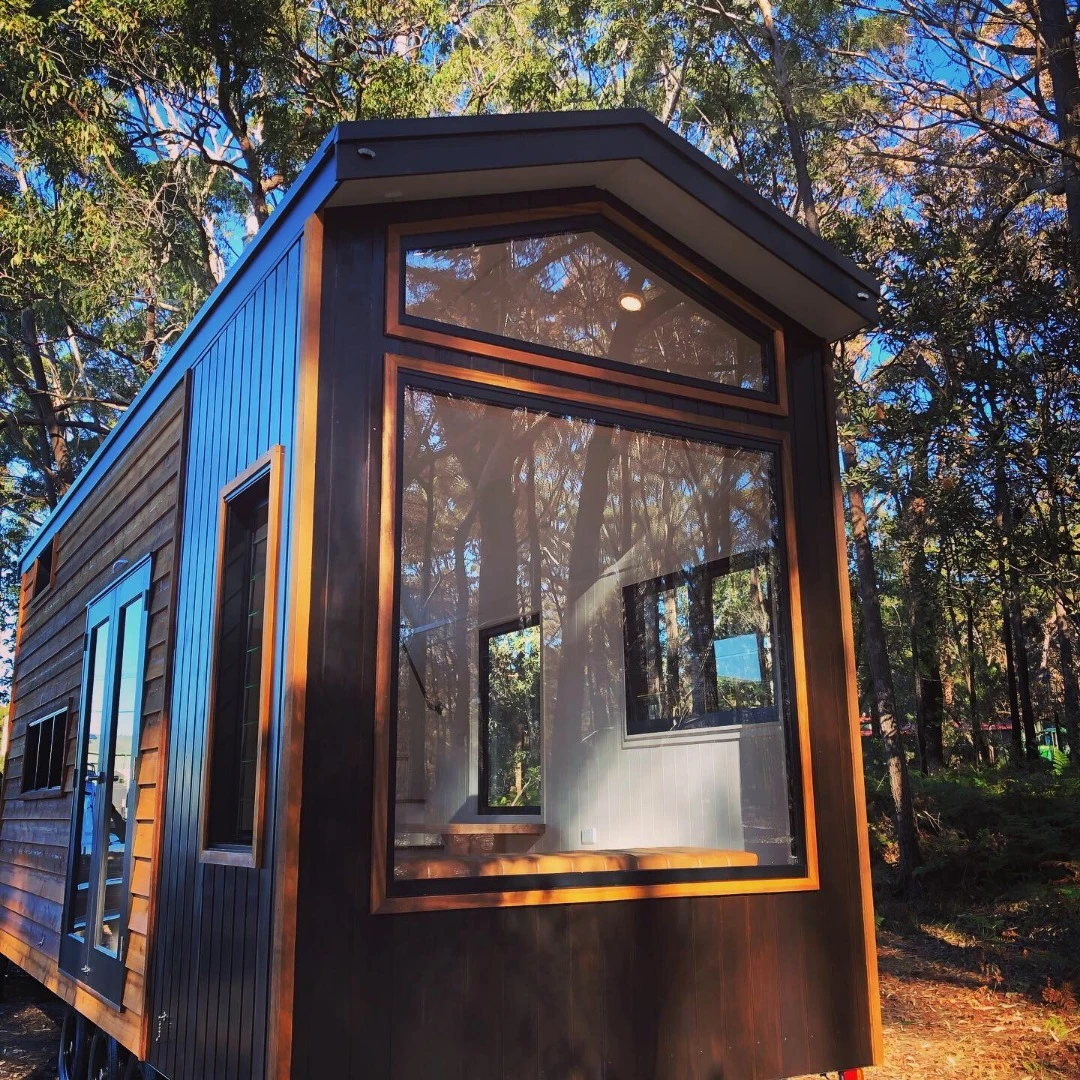 Australian tiny house builders Designer Eco Tiny Homes has recently finished a stunning tiny house on wheels that boasts a unique window feature wall