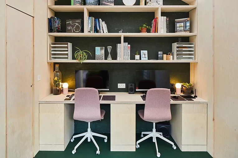 By using economic and hard wearing materials, Andrews was able to complete with build with an impressive budget of just £12,500 (about US$15,370)