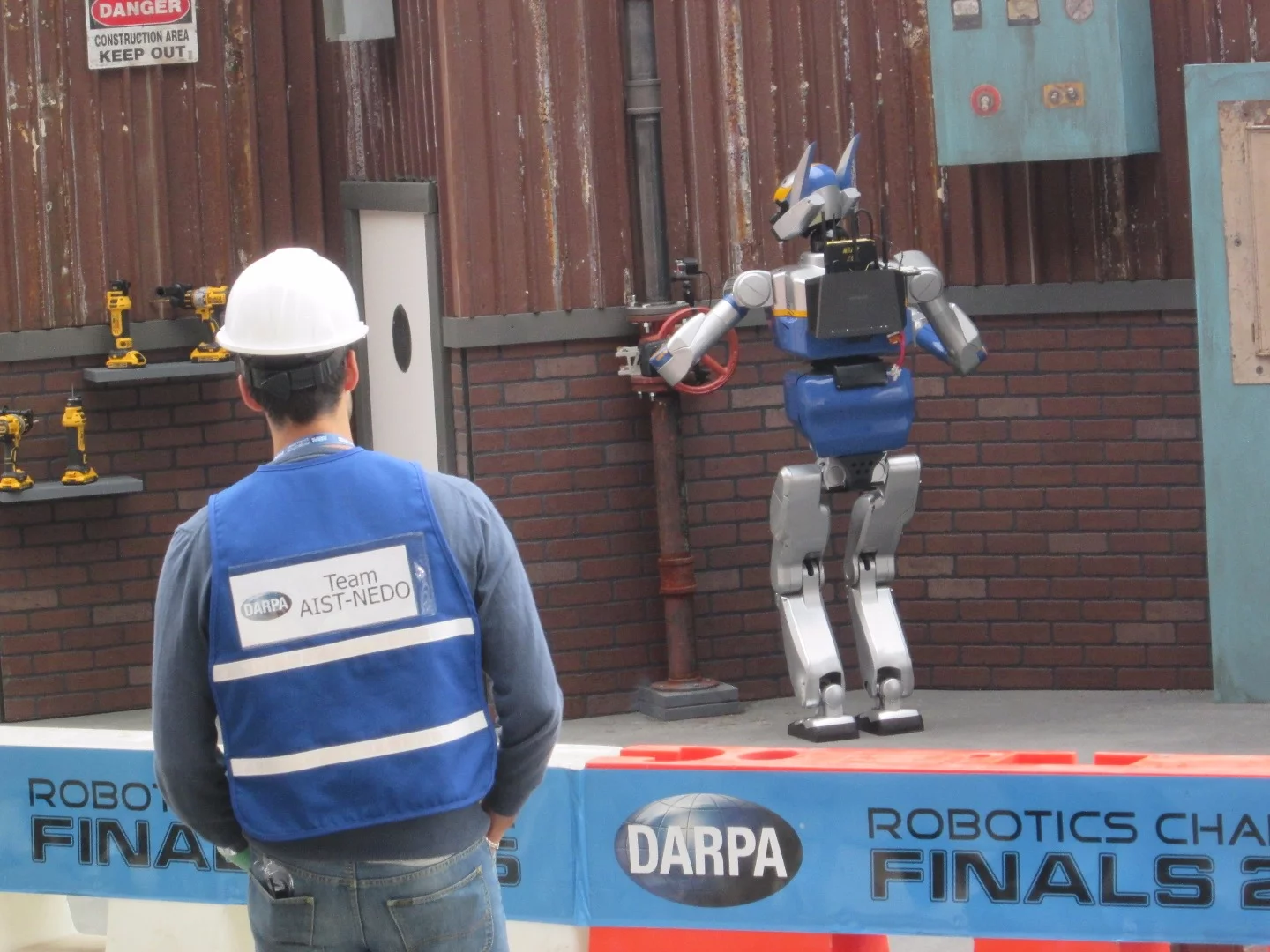 HRP2+ operating the valve