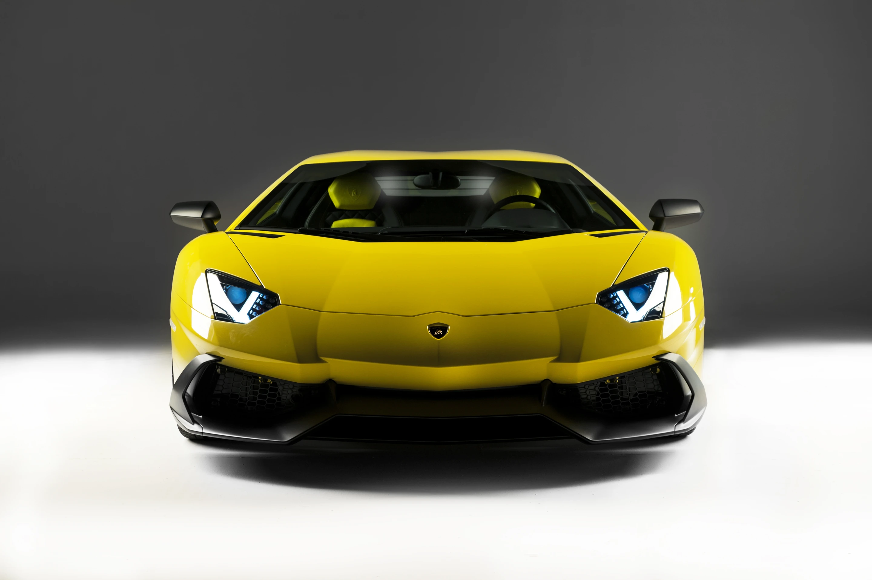 So angry, limited edition output is increased to 720 hp via the 6.5-liter V12, making it 20 hp more powerful than the generic Aventador