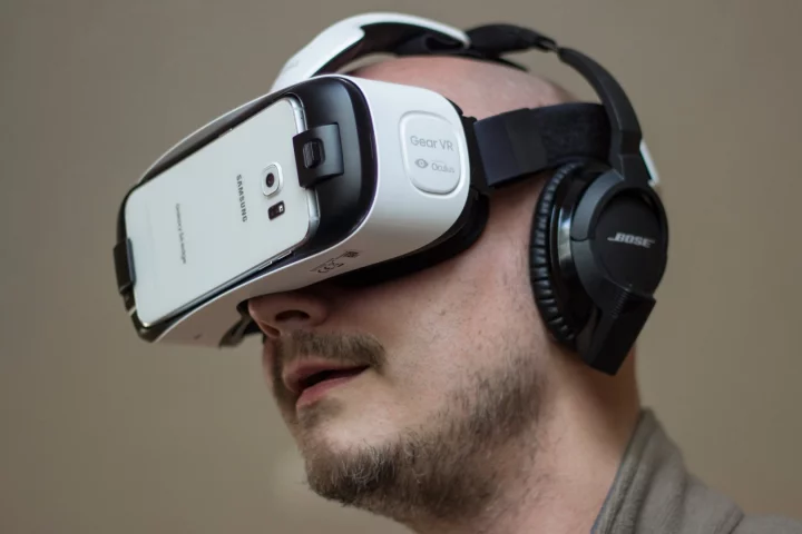 Gizmag reviews the new Samsung Gear VR, that turns the Galaxy S6 or Galaxy S6 edge into a badass virtual reality headset (Photo: Will Shanklin/Gizmag.com)