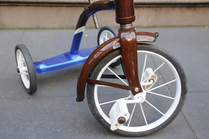 New Zealand's Rob Pollock hand-paints clients' bicycle (or tricycle) frames with a faux woodgrain finish