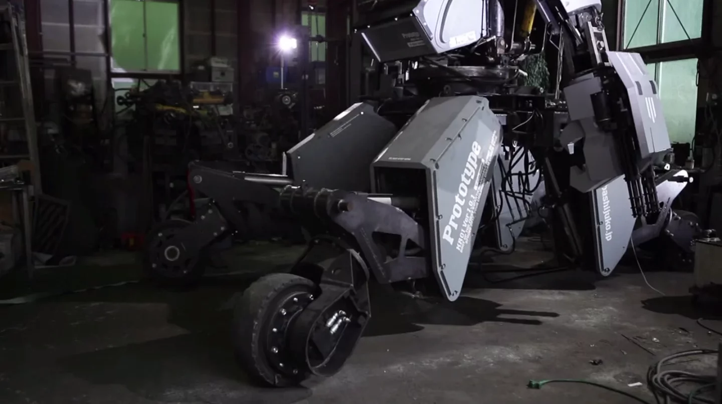 Although Kuratas has legs, it has wheels rather than feet. It can be driven in both high and low configurations, with a diesel-fueled top speed of about 10 km/h (6 mph)