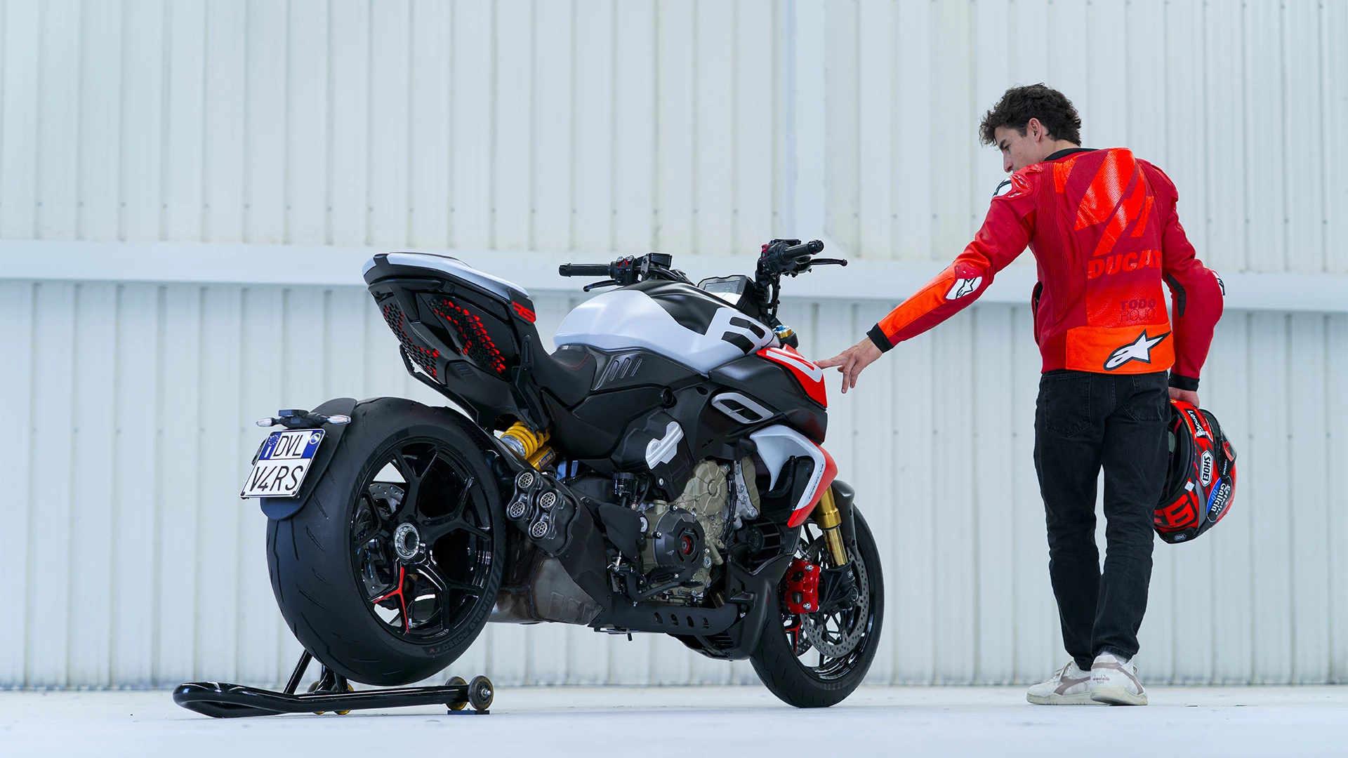 The Diavel V4 RS sits on 17-inch forged aluminum wheels made especially for this model, which are covered in Pirelli Diablo Rosso IV tires
