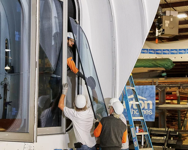 Installing the window of the 3D-printed home