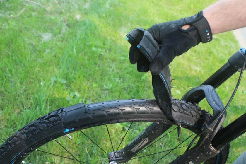 The reTyre system consists of a slick commuter tire that stays on the rim full-time, along with different types of treaded rubber casings (known as skins) that can be mounted over top