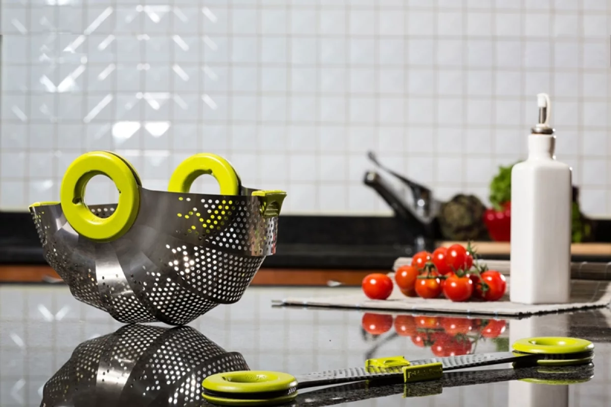 The Rmdlo is a lightweight folding colander