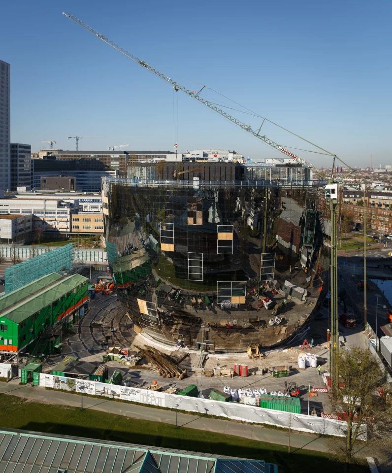 Depot Boijmans Van Beuningen's trees are being lifted up to the rooftop garden by crane