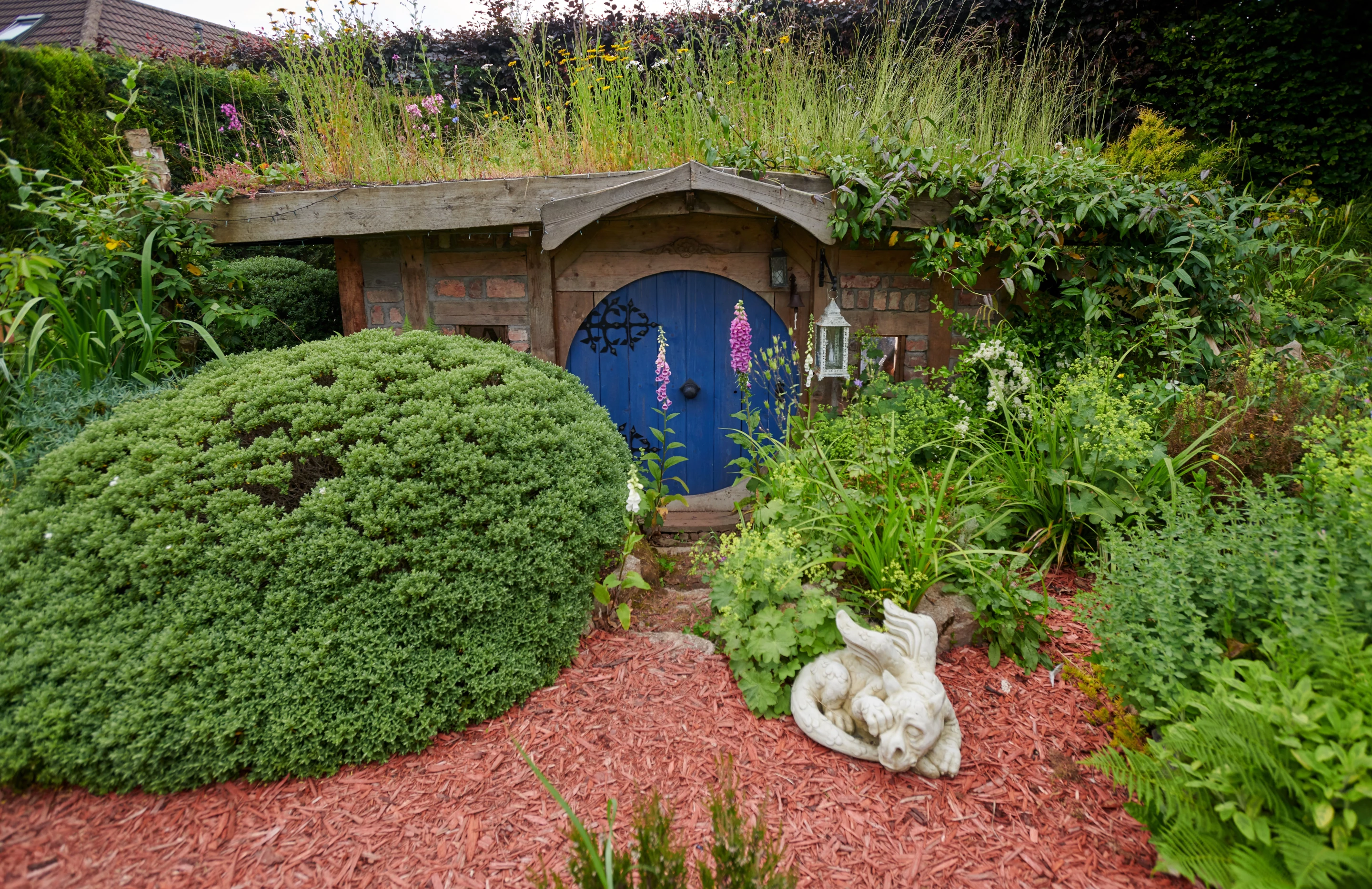 The hobbit hole-like Bux End, by Chris Hield, is used as a workshop for the owner to make armor and chainmail. The project is a finalist in the Nature’s Haven category