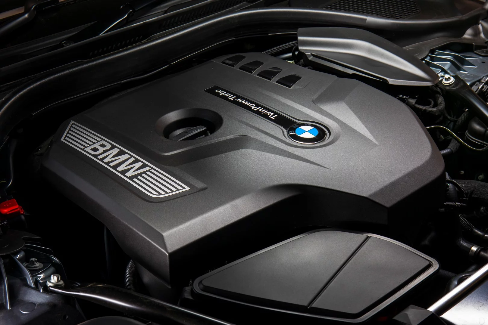 The BMW 530i's 4-cylinder petrol power plant produces 185 kW