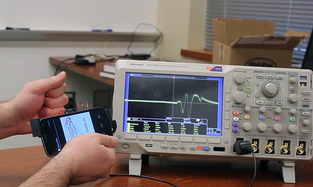 The AllSee system detects the amplitude changes of the ambient electromagnetic waves (Photo: University of Washington)