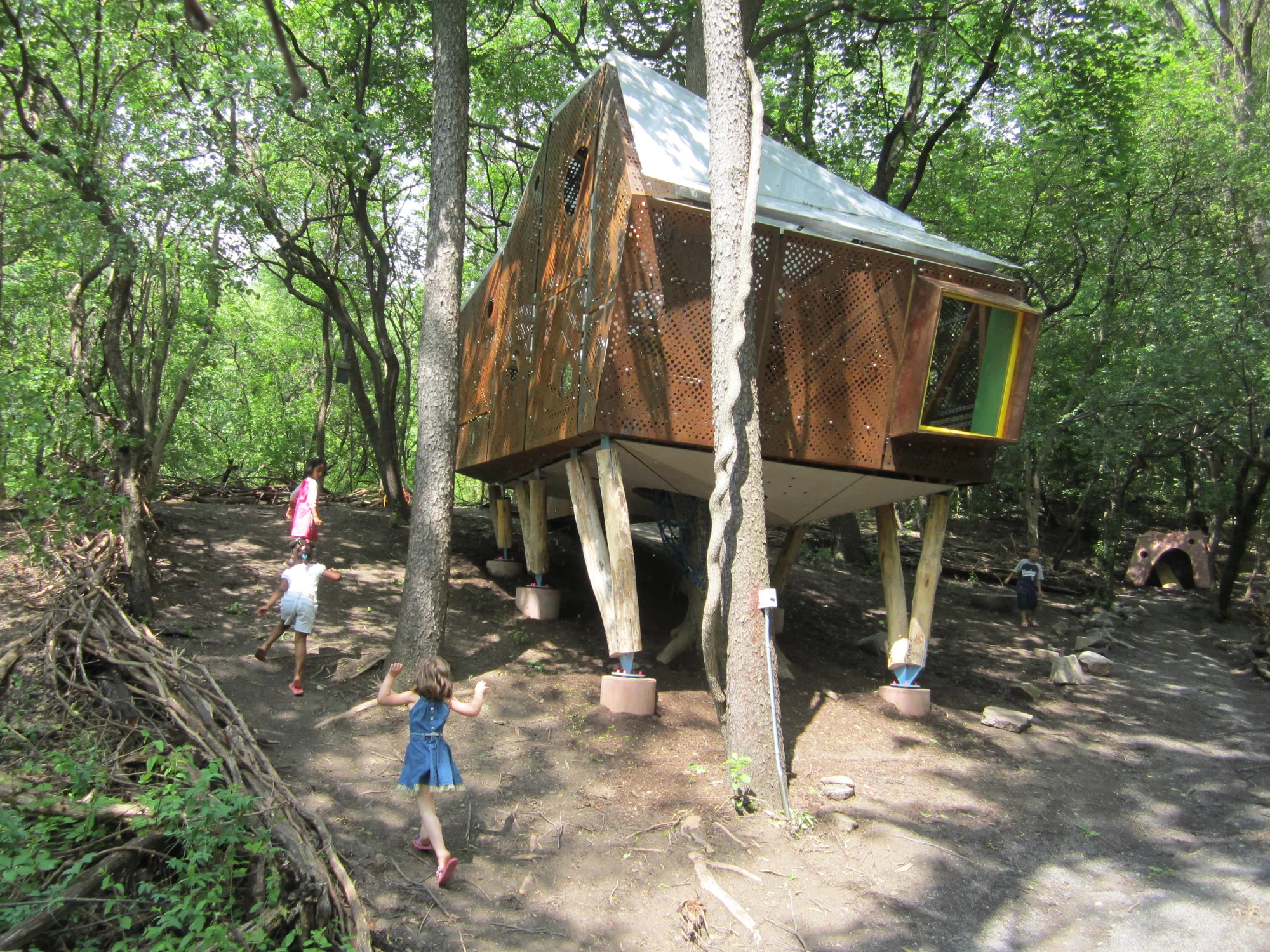 Play Perch is based around an old tree, and supported by six splayed pairs of columns arranged into a "V" shape (Photo: Syracuse SOA)