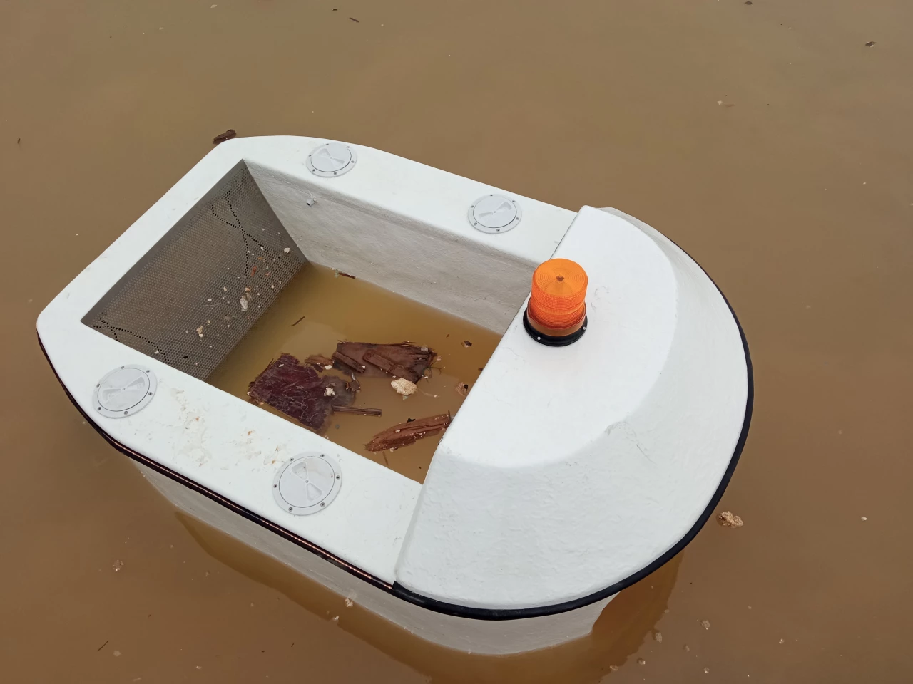 Each Clearbot can hold up to 200 liters (53 gal) of garbage