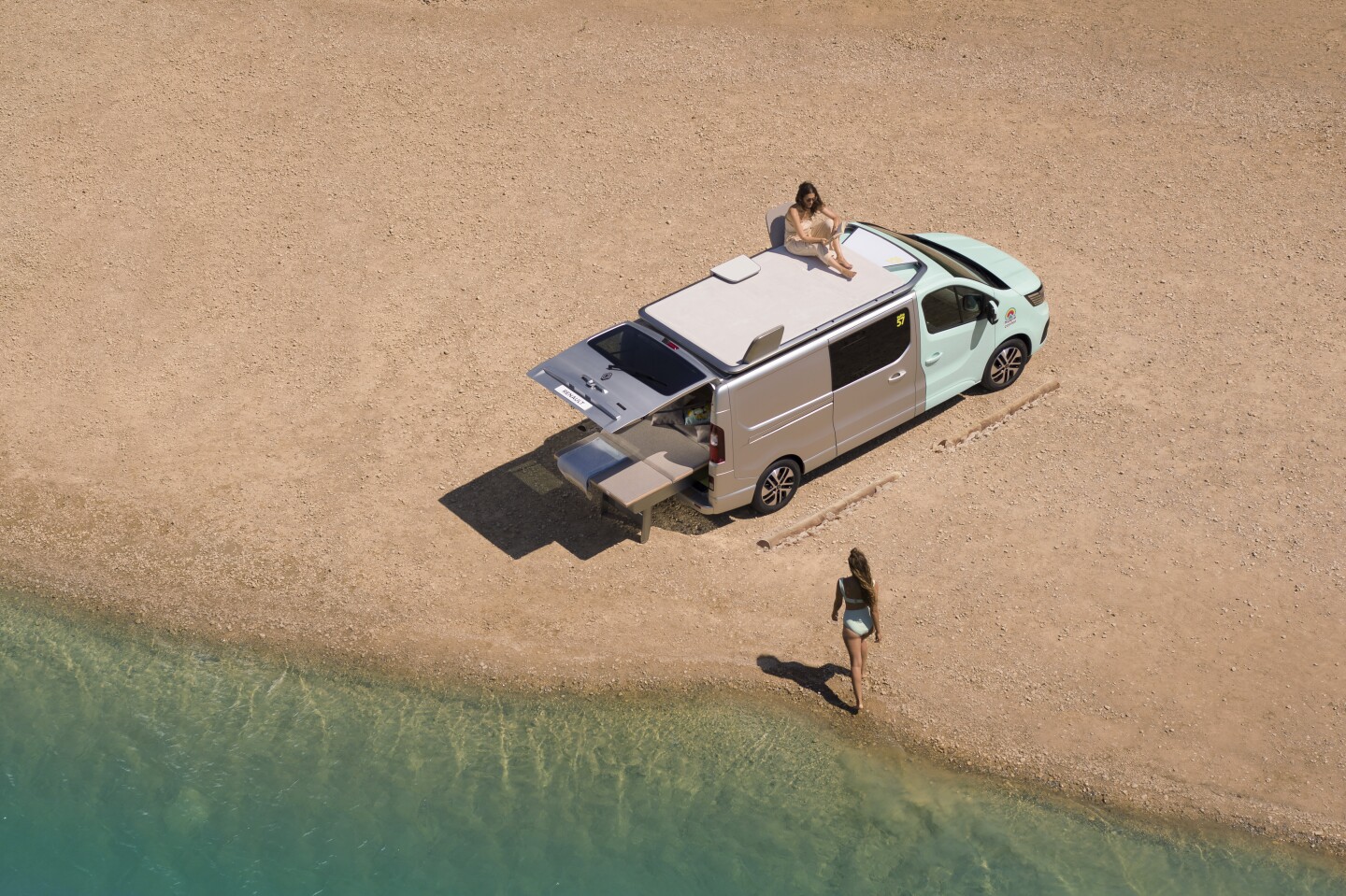 With removable backrests and an integrated tabletop, the Hippie Caviar roof is a comfy sun lounge