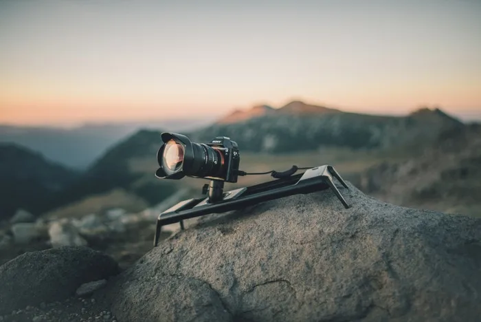 A Pro version of the ROV is made to work with DSLR and Mirrorless cameras weighing up to five lb (2.2 kg)