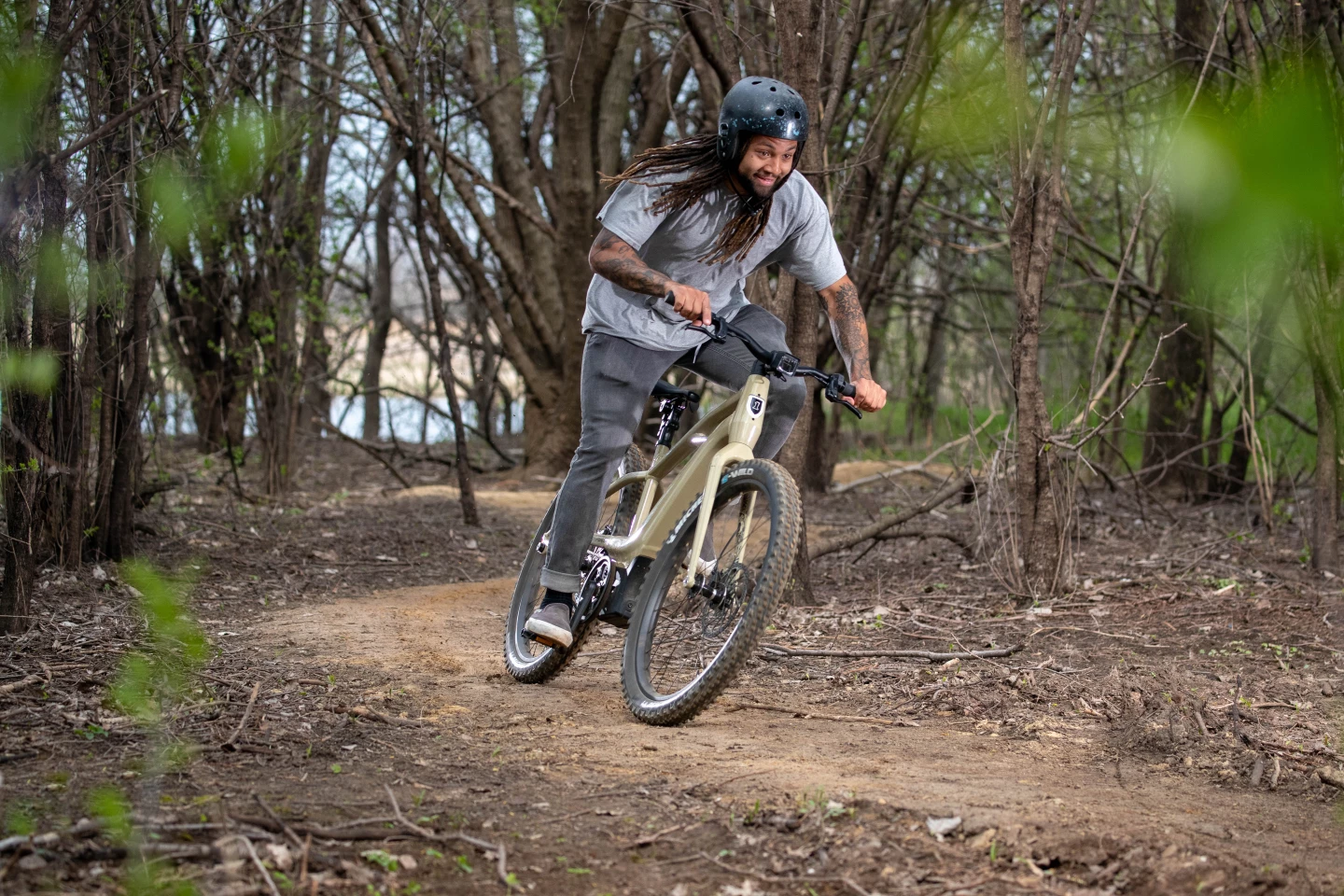 The BASH/MTN rides on alloy rims wrapped in 27.5x2.6-inch Michelin E-Wild knobby tires