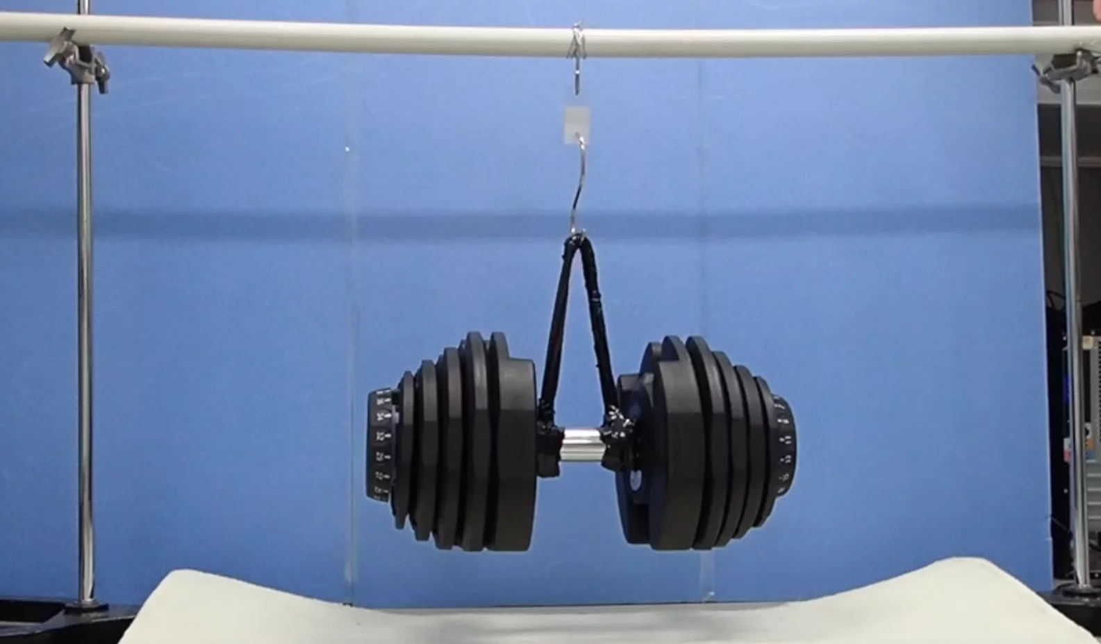 A sample of the new reversible adhesive was able to hold a 40-kg weight for a full 72-hour test without showing signs of weakening