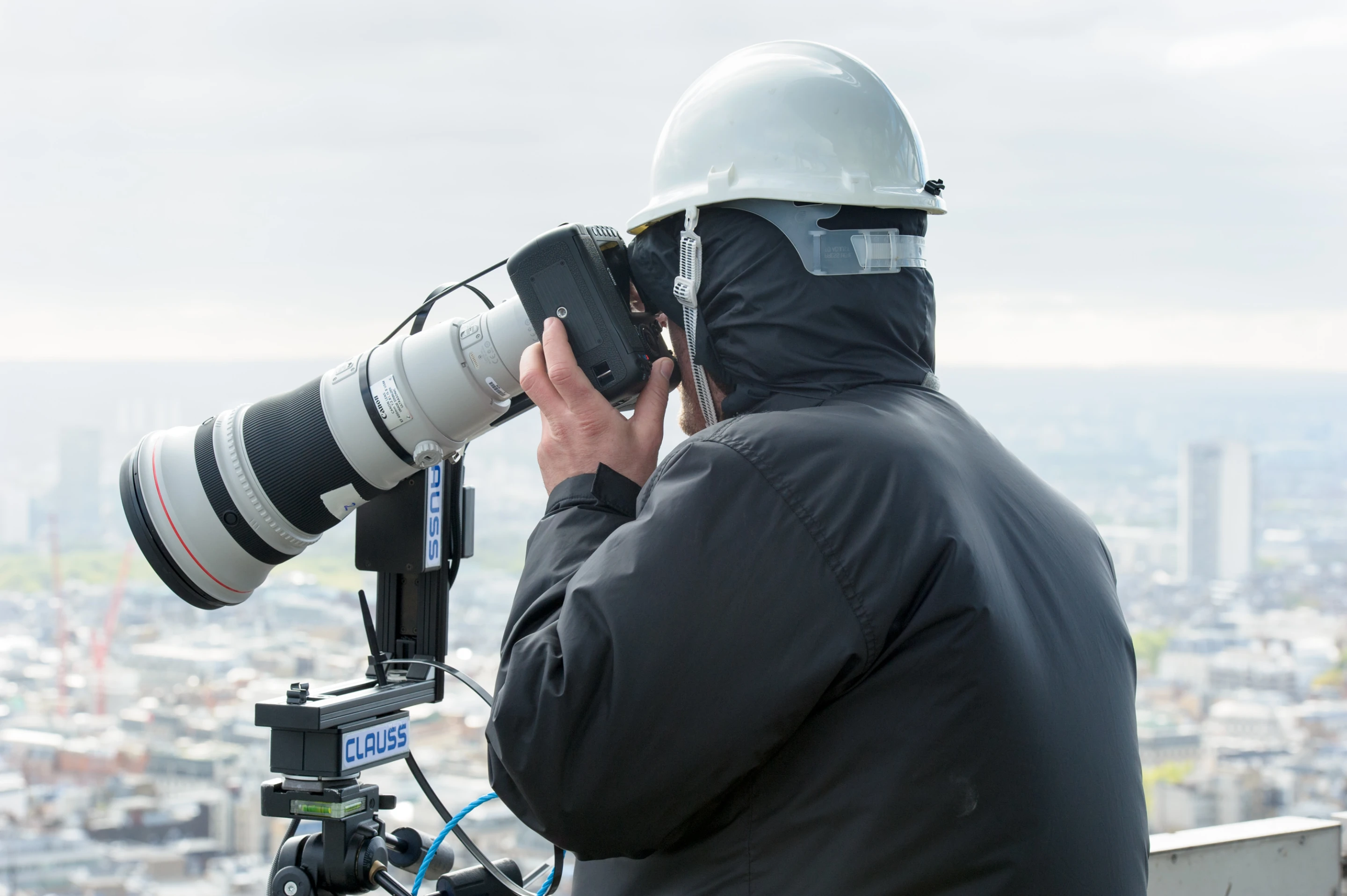 Four camera setups were positioned around the outside platform, each one consisting of a Canon EOS 7D camera outfitted with EF 400mm f/2.8L IS II USM lenses and Extender EF 2x III teleconverters