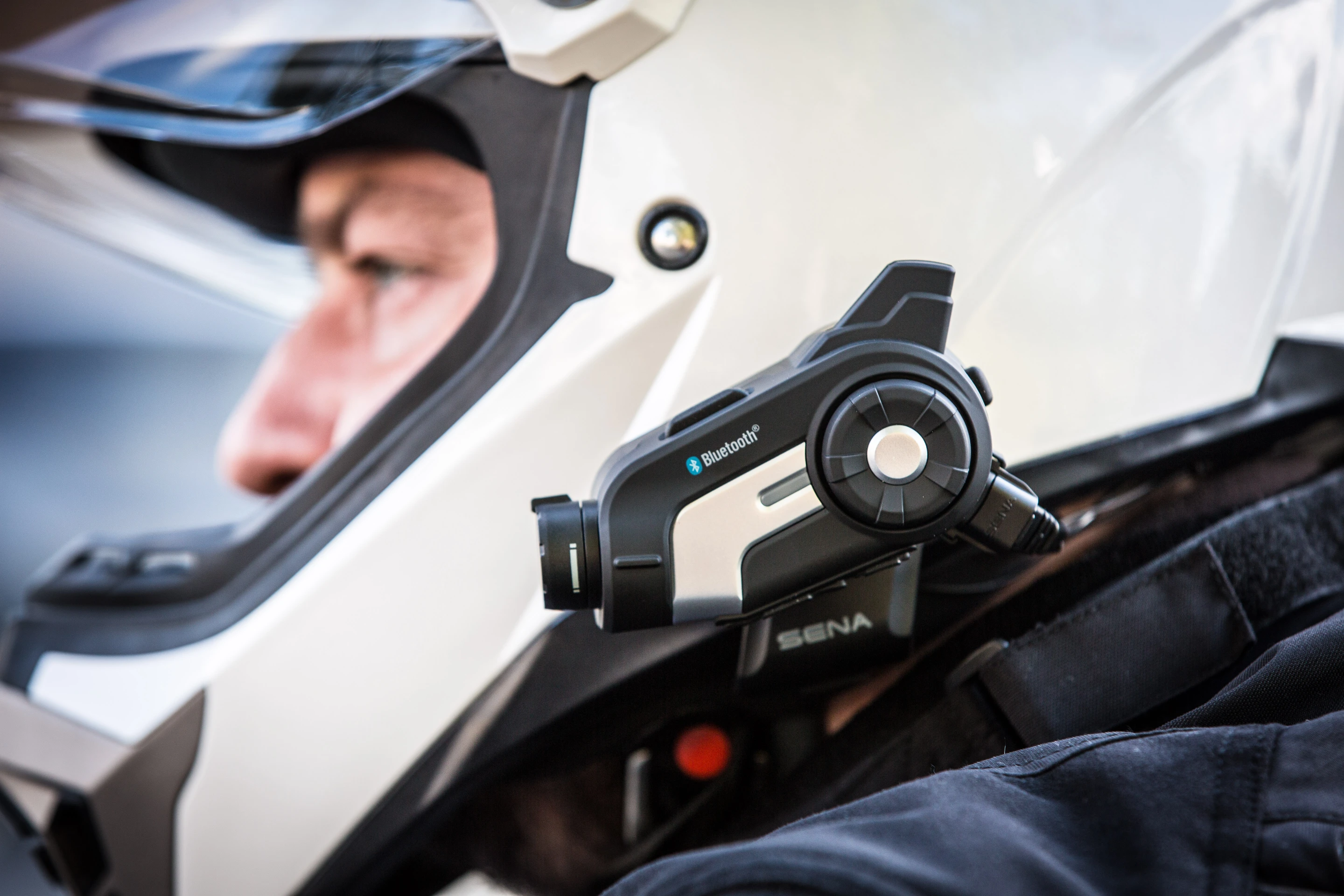 Sena's 10C - controls are easy to access even in thick winter gloves (Photo: Nick Lavars/Gizmag.com)