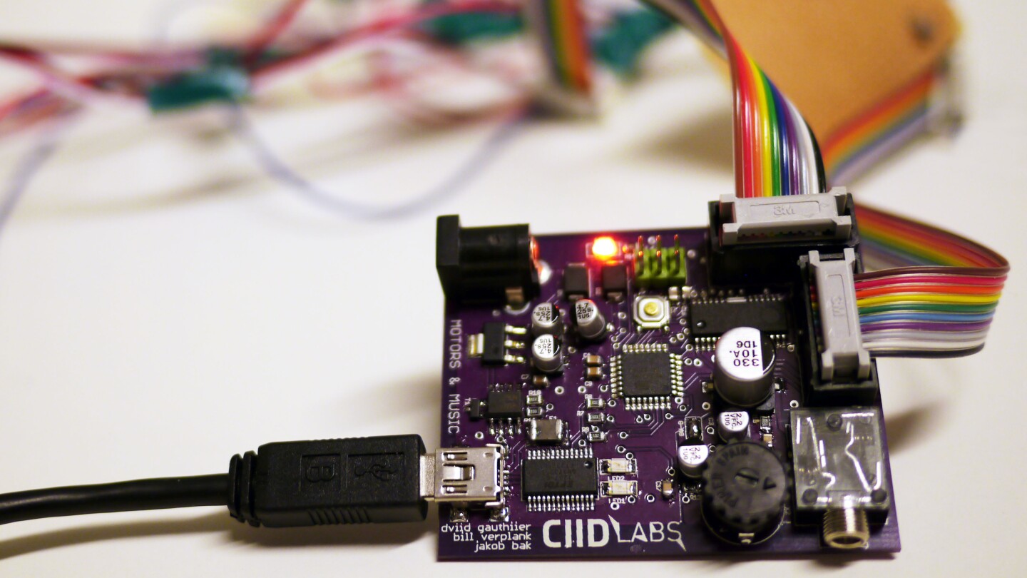 An attached Arduino-based microcontroller then judges the force and angle being applied to the bar and duplicates it in the game