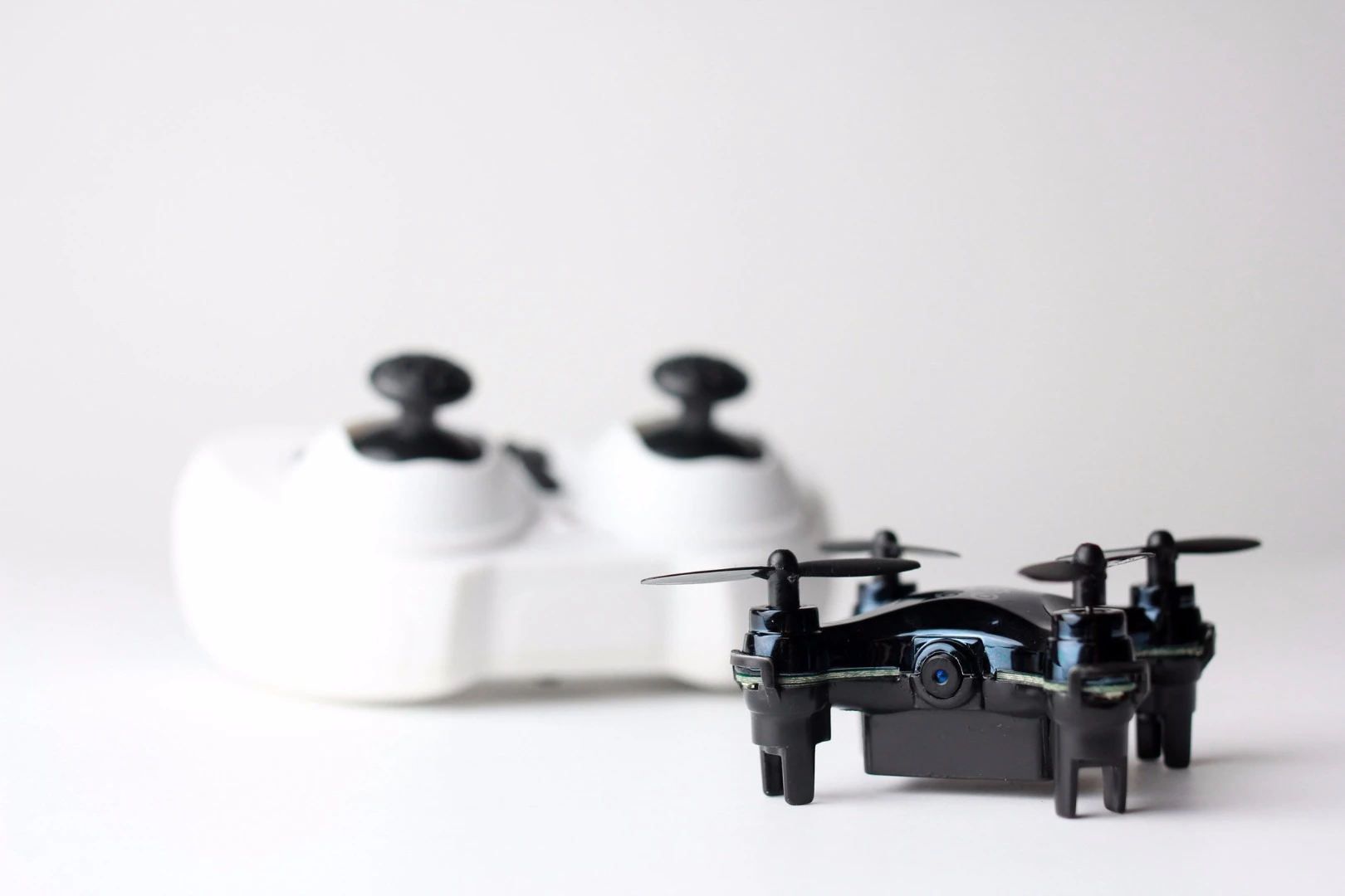 Vidius can snap stills and record video at 420p
