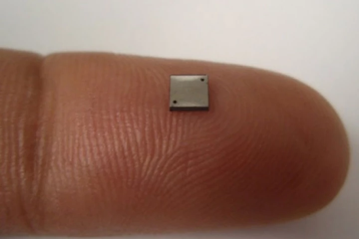 The world's smallest working fuel cell. (Image: Saeed Moghaddam via NewScientist)